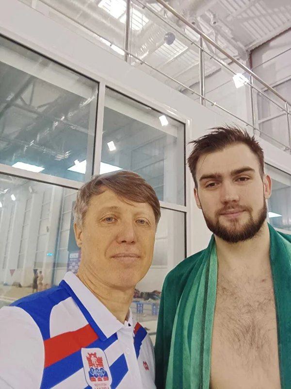Тренер с молодым спортсменом после финала