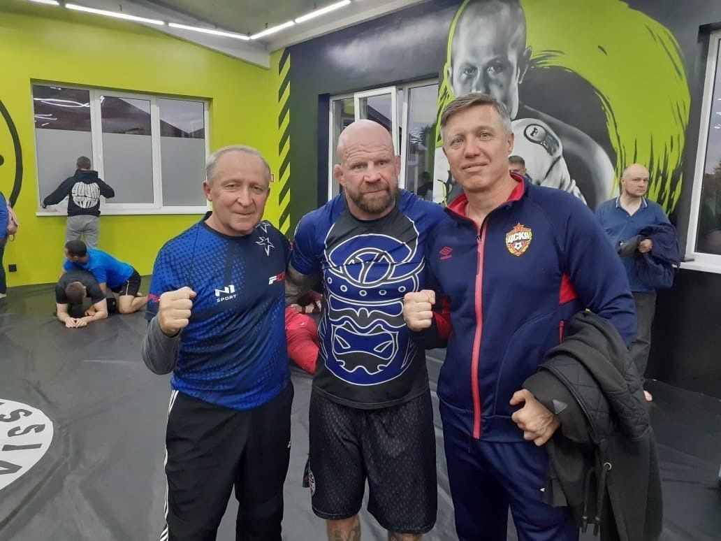Анатолий Гудков со спортсменами в зале единоборств